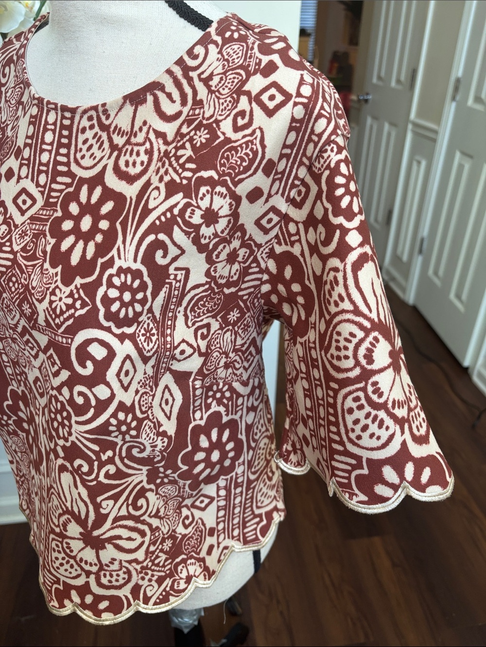 Anthropology Dolan Cream & Rust Floral Scallop-Hem/sleeve Blouse size Medium - Picture 2 of 6